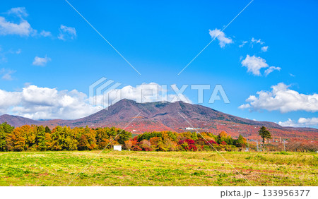 栃木県那須塩原市 秋の紅葉に染まる那須塩原から見る那須連山の風景 栃木県那須塩原市 秋の紅葉に染まる那須塩原から見る那須連山の風景 133956377