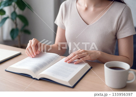 語学学習の朝 ― テキストを開く女性の手元 133956397