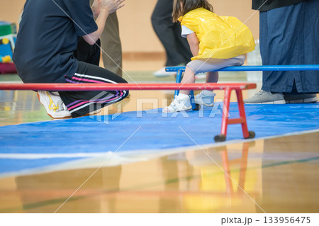 【保育園の運動会 平均台の障害物競走】 【保育園の運動会 平均台の障害物競走】 133956475