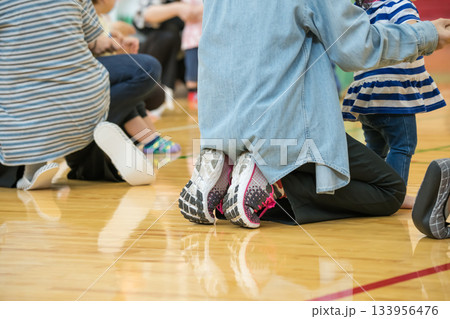 【保育園の運動会 ママと一緒】 【保育園の運動会 ママと一緒】 133956476