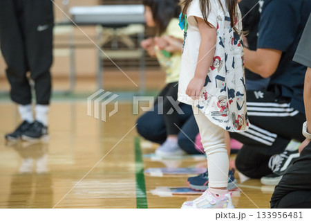 【保育園の運動会　障害物競走のスタート】 133956481