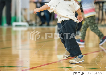 【保育園の運動会　障害物競走】 133956482