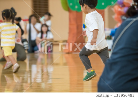 【保育園の運動会 障害物競走】 【保育園の運動会 障害物競走】 133956483
