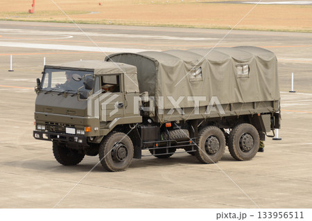 駐機場の陸上自衛隊3 1/2tトラック 133956511