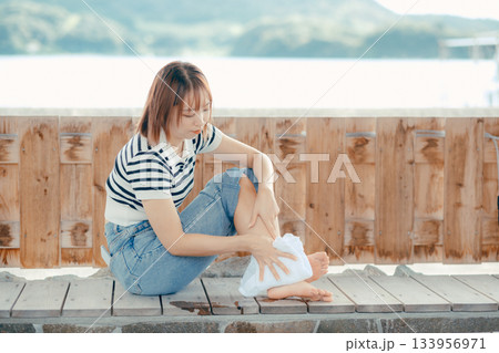足湯でくつろぐ女性 足湯でくつろぐ女性 133956971