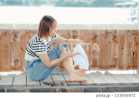 足湯でくつろぐ女性 133956972