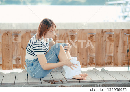 足湯でくつろぐ女性 133956973