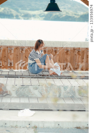 足湯でくつろぐ女性 133956974