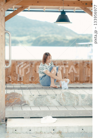 足湯でくつろぐ女性 133956977