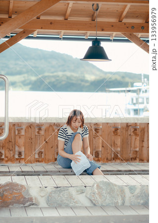 足湯でくつろぐ女性 133956979