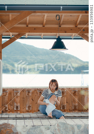 足湯でくつろぐ女性 133956981