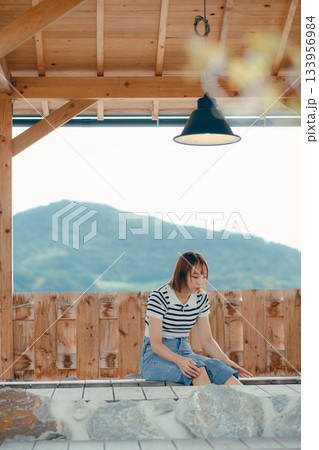 足湯でくつろぐ女性 133956984
