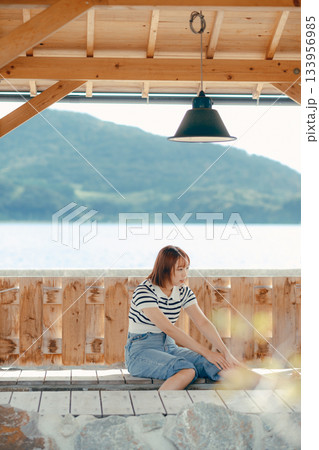 足湯でくつろぐ女性 足湯でくつろぐ女性 133956985