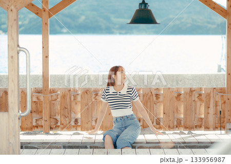 足湯でくつろぐ女性 133956987