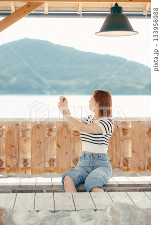 足湯でくつろぐ女性 133956988