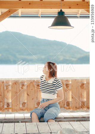 足湯でくつろぐ女性 133956989