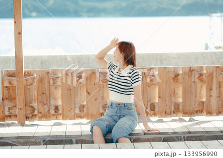 足湯でくつろぐ女性 133956990