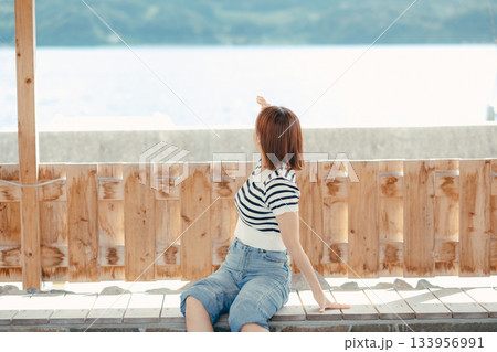 足湯でくつろぐ女性 133956991
