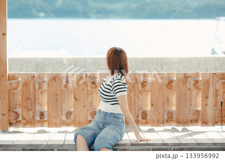足湯でくつろぐ女性 足湯でくつろぐ女性 133956992
