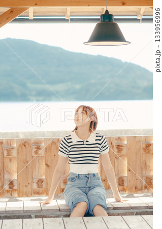 足湯でくつろぐ女性 133956996