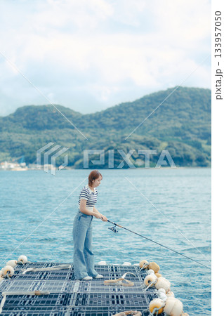 海辺で釣りを楽しむ女性 133957050