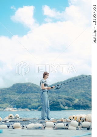 海辺で釣りを楽しむ女性 海辺で釣りを楽しむ女性 133957051
