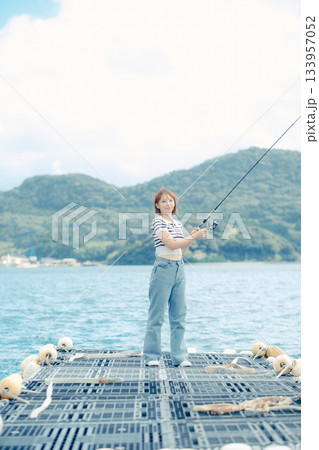 海辺で釣りを楽しむ女性 133957052