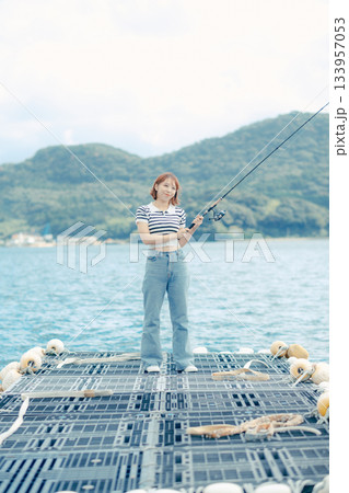 海辺で釣りを楽しむ女性 133957053