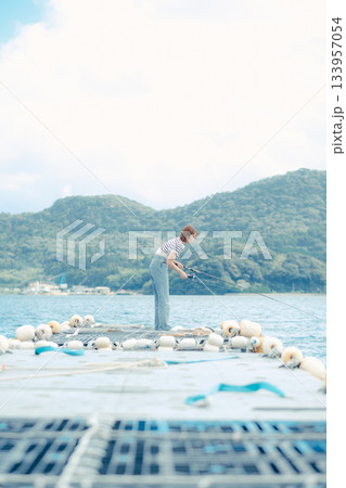 海辺で釣りを楽しむ女性 133957054
