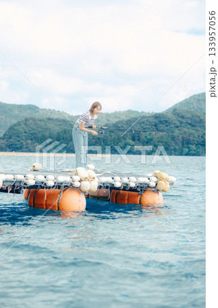 海辺で釣りを楽しむ女性 133957056