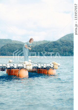 海辺で釣りを楽しむ女性 海辺で釣りを楽しむ女性 133957057