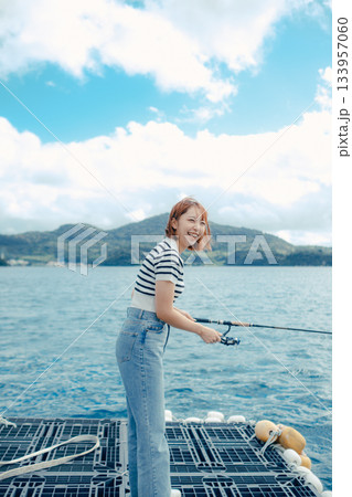 海辺で釣りを楽しむ女性 海辺で釣りを楽しむ女性 133957060