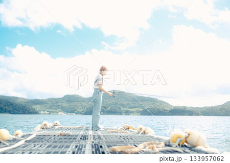 海辺で釣りを楽しむ女性 133957062