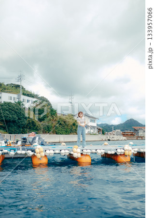 海辺で釣りを楽しむ女性 海辺で釣りを楽しむ女性 133957066
