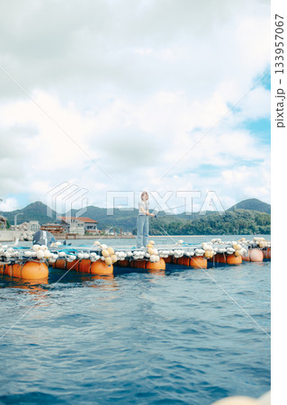 海辺で釣りを楽しむ女性 海辺で釣りを楽しむ女性 133957067
