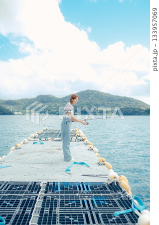 海辺で釣りを楽しむ女性 133957069