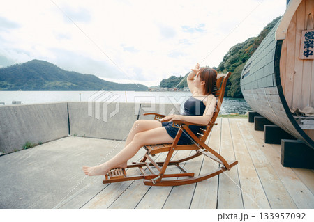 外気浴でととのう女性 133957092