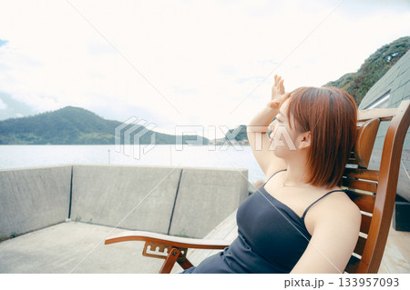 外気浴でととのう女性 外気浴でととのう女性 133957093