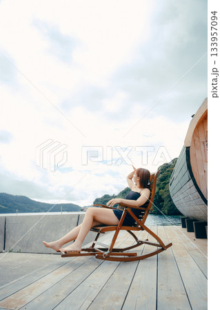 外気浴でととのう女性 133957094