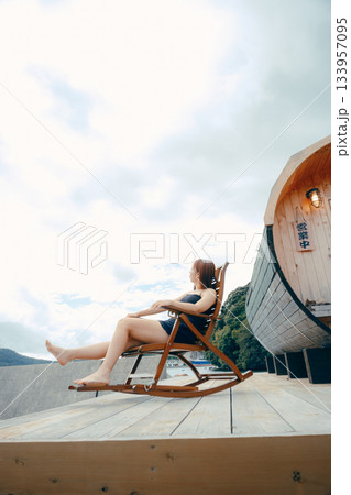 外気浴でととのう女性 133957095