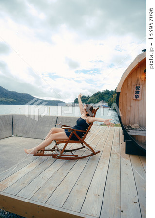 外気浴でととのう女性 外気浴でととのう女性 133957096