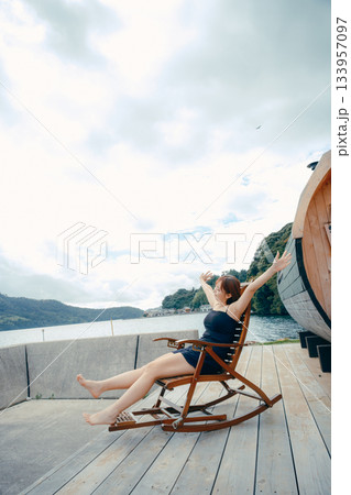外気浴でととのう女性 外気浴でととのう女性 133957097
