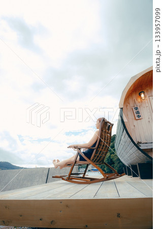 外気浴でととのう女性 133957099