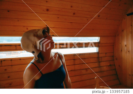 サウナでととのう女性 133957185