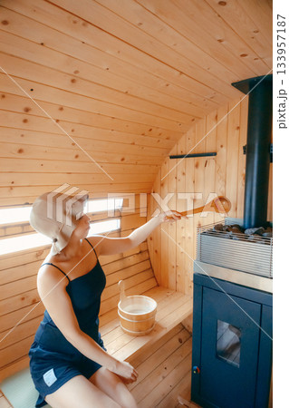 サウナでととのう女性 133957187