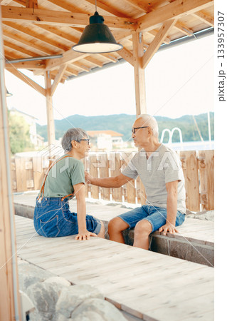 足湯を楽しむシニア夫婦 足湯を楽しむシニア夫婦 133957307