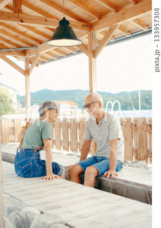 足湯を楽しむシニア夫婦 133957308