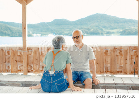 足湯を楽しむシニア夫婦 133957310