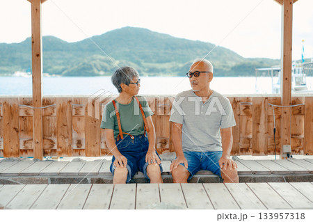 足湯を楽しむシニア夫婦 足湯を楽しむシニア夫婦 133957318