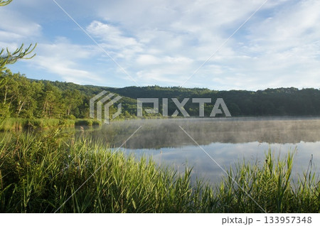 幻想的な初夏のバラギ湖の朝もや@群馬県嬬恋村バラギ高原② 幻想的な初夏のバラギ湖の朝もや@群馬県嬬恋村バラギ高原② 133957348
